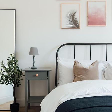 Stylish 2 Bedroom Flat In Ilford, London Exteriör bild
