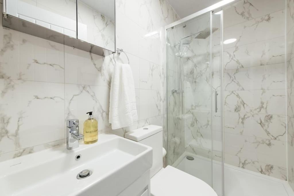Stylish 2 Bedroom Flat In Ilford, London Exteriör bild