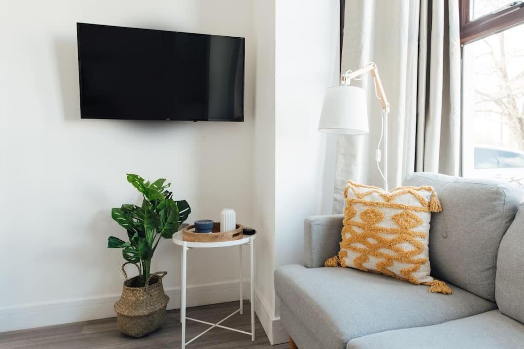Stylish 2 Bedroom Flat In Ilford, London Exteriör bild